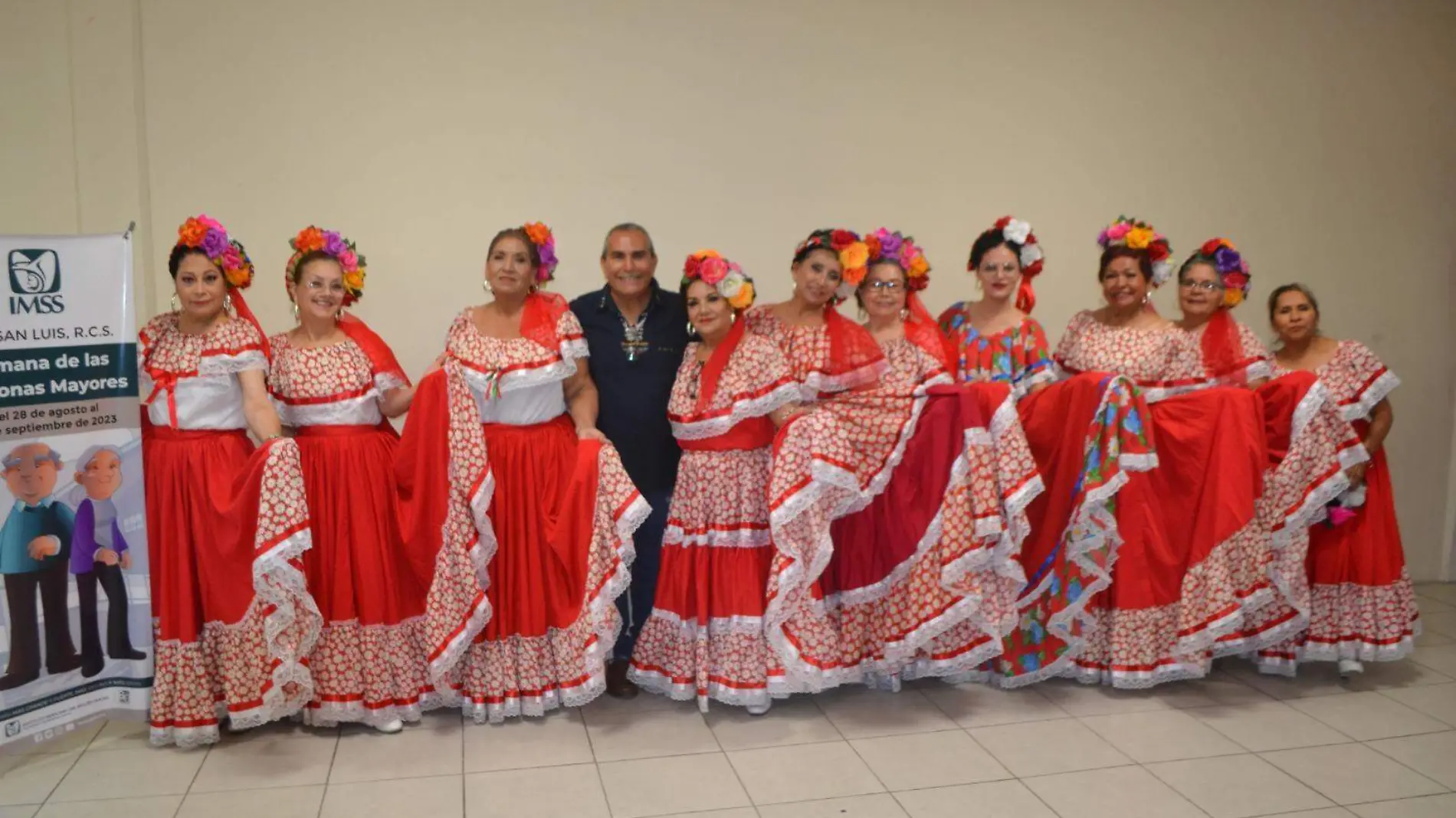 El grupo folklórico Alegría de Vivir, en el evento del adulto mayor del IMSS